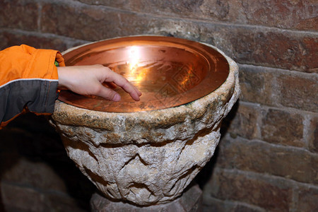 在教堂内用铜花瓶装着古老的圣水字体并图片