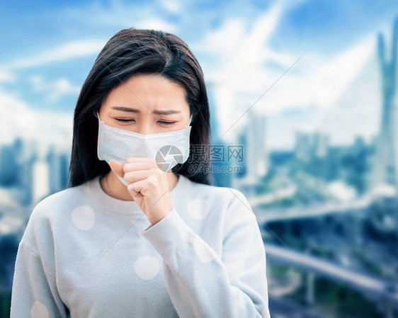 亚洲女因面罩保护而咳嗽图片