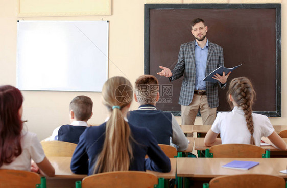 学生在课堂上听老师图片