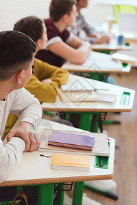 高中学生上课时上课的中学生图片