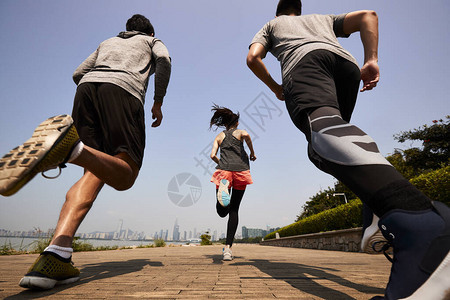 三名年轻的年青亚洲成年人在户外后图片