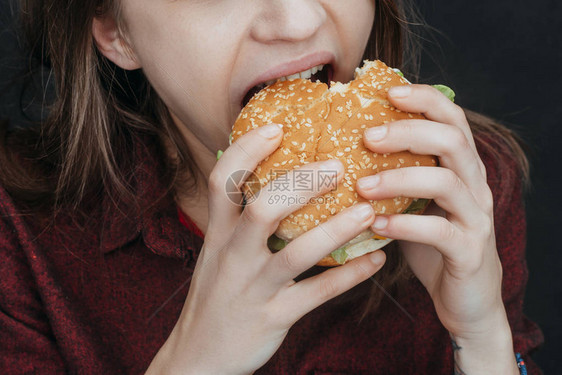 女孩吃美味汉堡图片