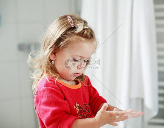 小女孩洗手图片