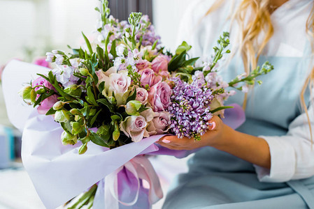 鲜花店中女花卉家用花束和玫图片