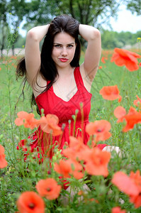 漂亮的女模特在草原上摆出花朵女孩把图片