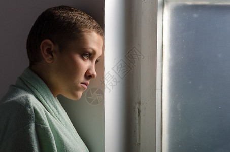 年轻抑郁的癌症患者站在图片