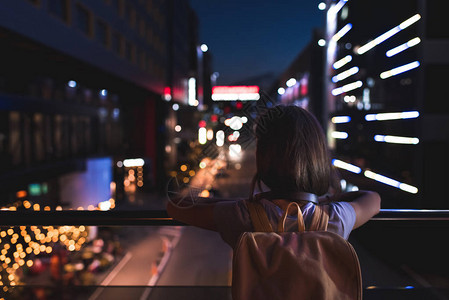 站在街上看夜市灯的背着图片