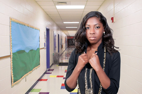 一名非裔美籍女青年学生或小学走廊的教师背景图片