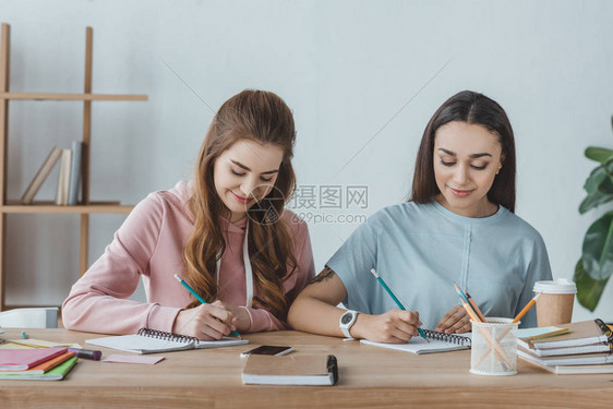 多族裔女孩一起学习在表格图片