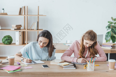 多族裔女学生一起写考试成绩的女生和图片