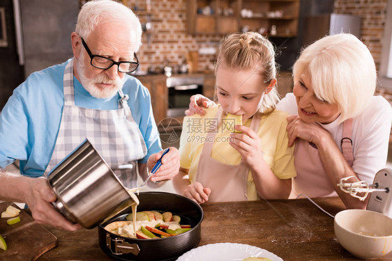 祖父母和女孩在家一起做饭图片