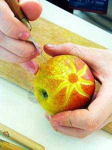 苹果和手雕刻图片
