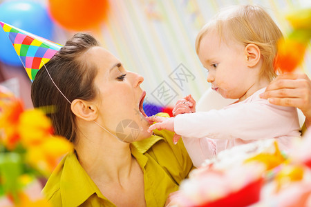 婴儿用生日蛋糕喂妈图片