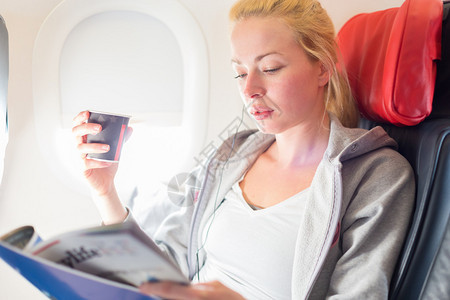 女读杂志和喝咖啡的飞机图片