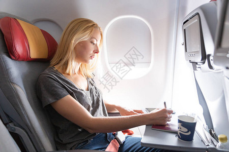 轻松休闲的女人乘坐商业乘客飞机图片