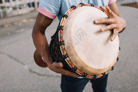 非裔美国街头音乐家在城市玩djemb图片