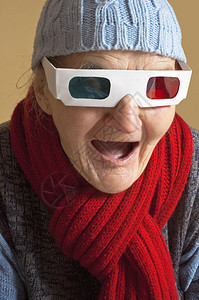 戴着立体3D眼镜的老妇人做出震惊的表情图片