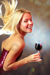 年轻快乐的女孩与酒杯共舞的肖像图片