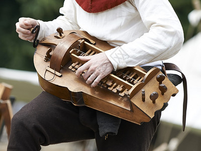 演奏乐器的人Hurdygurdy图片