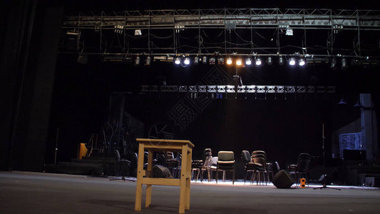 音乐会的舞台设备音乐会前的空荡的舞台音乐会的安装和准备场景剧图片