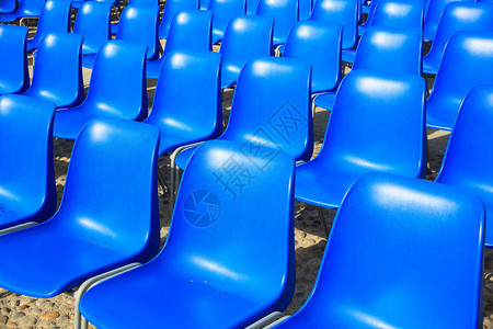 户外电影院的空蓝色椅子视图图片
