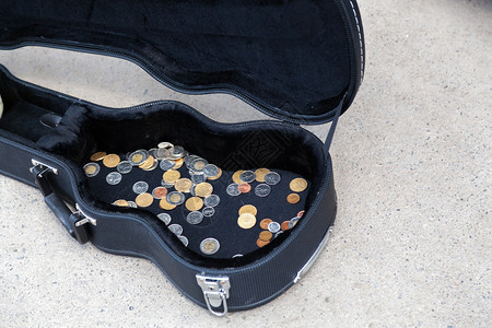 街上吉他盒里的硬币图片