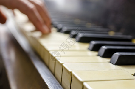 钢琴家手弹老式钢琴的细节图片