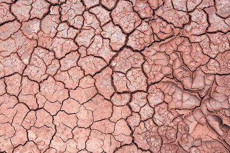 干旱季节干燥土壤的裂缝图片