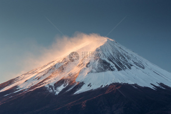 富士山雪顶风景如画图片