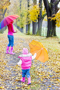 母亲和女儿在秋巷带雨图片
