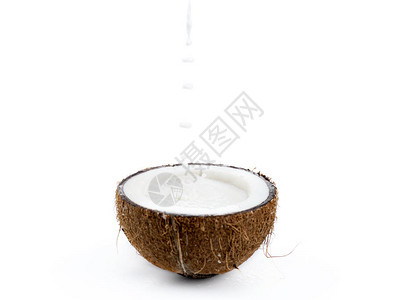 新鲜成熟的热带椰子一半白奶椰子牛奶图片