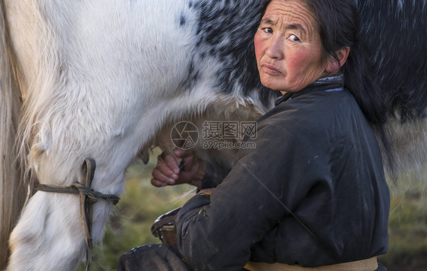 蒙戈利亚游牧妇女在图片