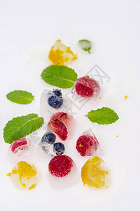 水果和子在有薄荷叶的冰块中的果实中图片