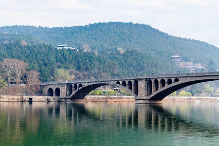 长门大桥YiHe和佛教纪念碑LongmenGrottoes东山Dragon的Grotoes门图片