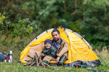 父亲和儿子在森林野营图片