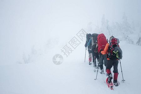 暴风雪期间背着包在甘基山上图片