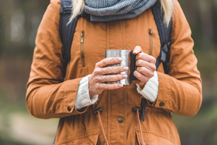 女人手里拿着一杯热茶的短片图片