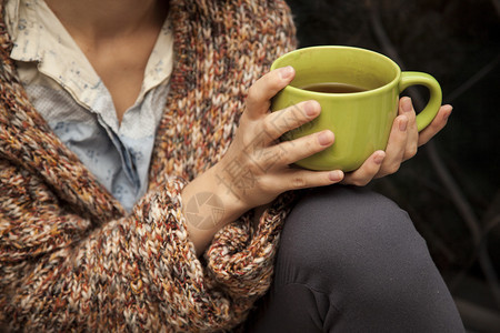 女人的手拿着一杯绿茶俄罗斯图片