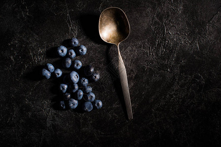 黑色复古勺子和新鲜健康蓝莓的顶部视图图片