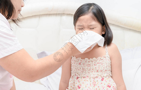 妈教用纸巾擤鼻涕保健理念图片