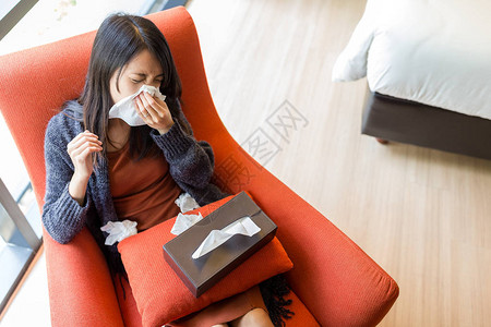 女人在家感觉不舒服图片