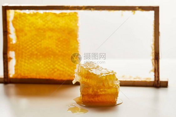 白色桌面上一堆蜂蜡的特写视图图片