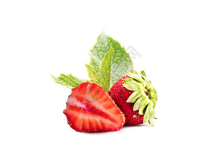 整个和半熟的草莓薄荷叶被白色隔开图片