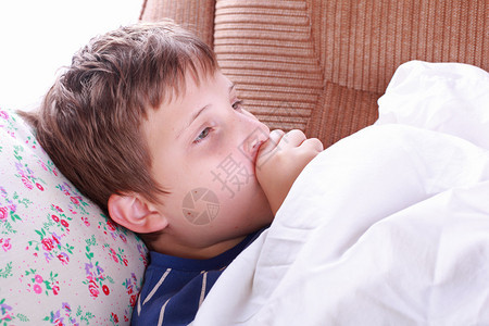 生病的小孩在床上咳嗽图片
