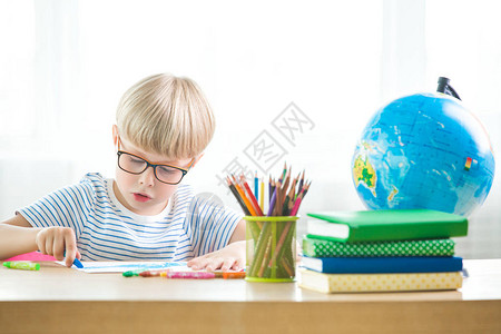 孩子学习累了不开心的学生筋疲力尽的小学生教室里的男孩图片