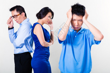 由于父母争吵和离婚而受害的中华青年图片