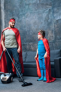 父亲和儿子穿着红色超级英雄服装图片