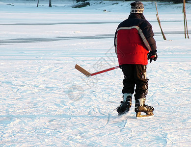 冰冻湖上的曲棍球游戏小孩打曲棍球图片