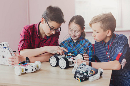 儿童在学校创造机器人干教育复制空间早期发展暗淡创新现代技术概念图片