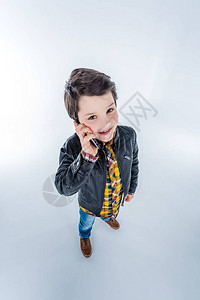 时尚男孩在用智能手机说话的高角度视角图片